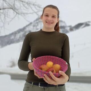 Marie, FÖJlerin der Jubi, zeigt eine Obstschale aus altem Kletterseil. Foto: Lena Behrendes