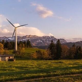 Windrad vor Bergkulisse, Foto: Lukas Bieri/Pixabay