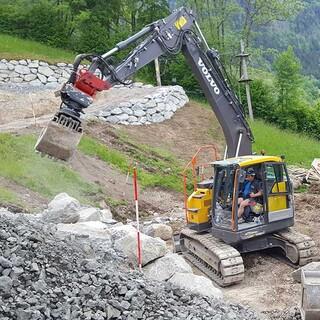 Bagger arbeitet sich auf die untere Ebene vor, 28.05.2020; Foto: Jubi/ Nico Löder