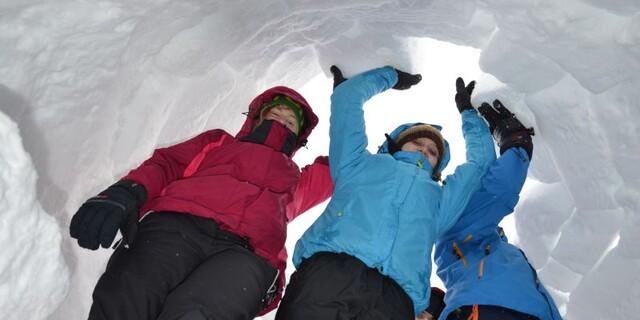 Auf ein selbstgebautes Iglu kann man wirklich stolz sein! Foto: Jubiarchiv