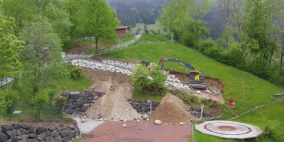 Hangweg zum Hartplatz entsteht, 14.05.2020; Bild: Jubi/ Nico Löder