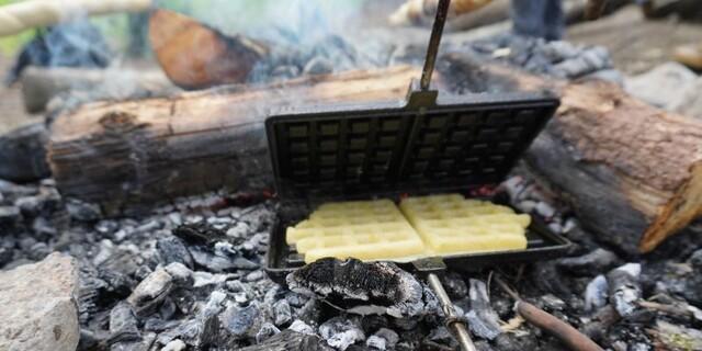 Waffeln backen am Feuer