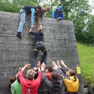 Begehung der Wall als Teamaufgabe im Hochseilgarten der Jubi Hindelang. Foto: Claudia Wegmann