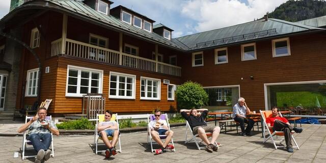 Entspannen in der Sonne auf der Terrasse der JuBi