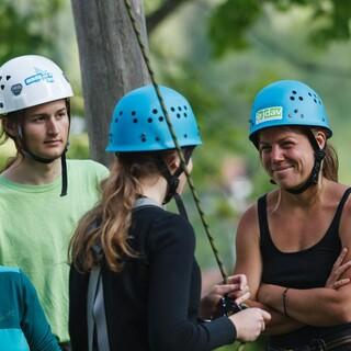 Vertrauen ist im Hochseilgarten wichtig; Jubiarchiv: Marco Kost