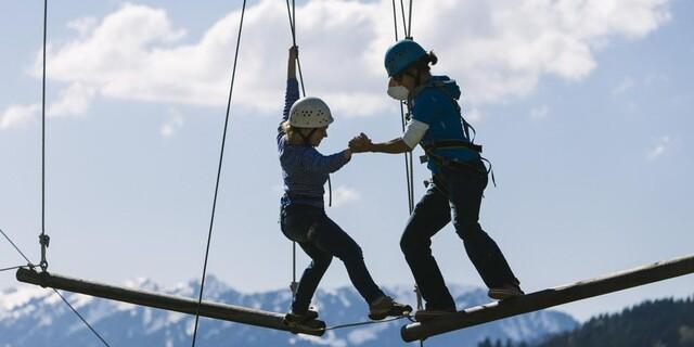 Vertrauen und Teamwork im Hochseilgarten. Foto: Jubiarchiv