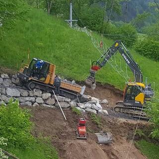 Einbau Wasserbausteine für Hangweg, 14.05.2020; Bild: Jubi/ Nico Löder