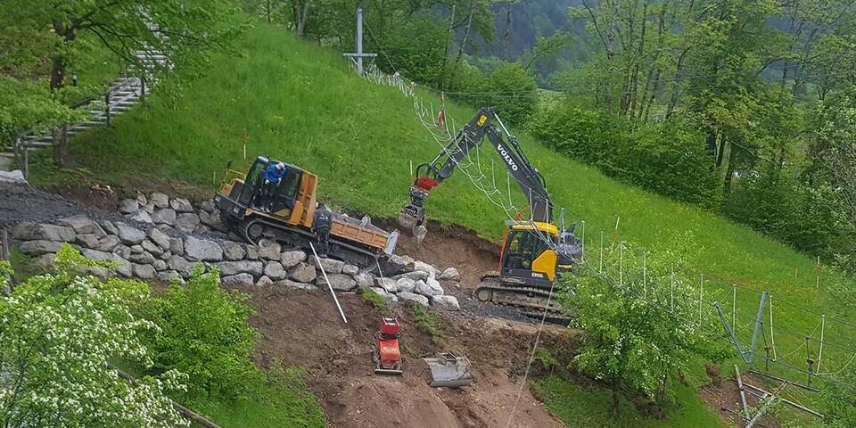 Einbau Wasserbausteine für Hangweg, 14.05.2020; Bild: Jubi/ Nico Löder