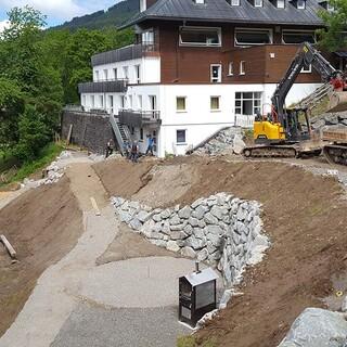 Tipiplatz, Pizzaofen und der neue Weg zum Haus, 18.06.2020; Foto: Jubi/Nico Löder