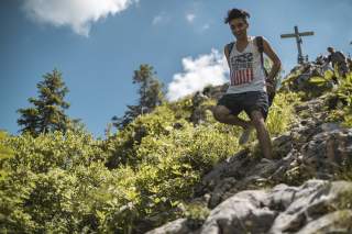 Junger Mann beim Wandern