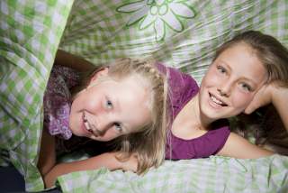 Kinder liegen im Bett