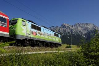Zug fährt in die Berge
